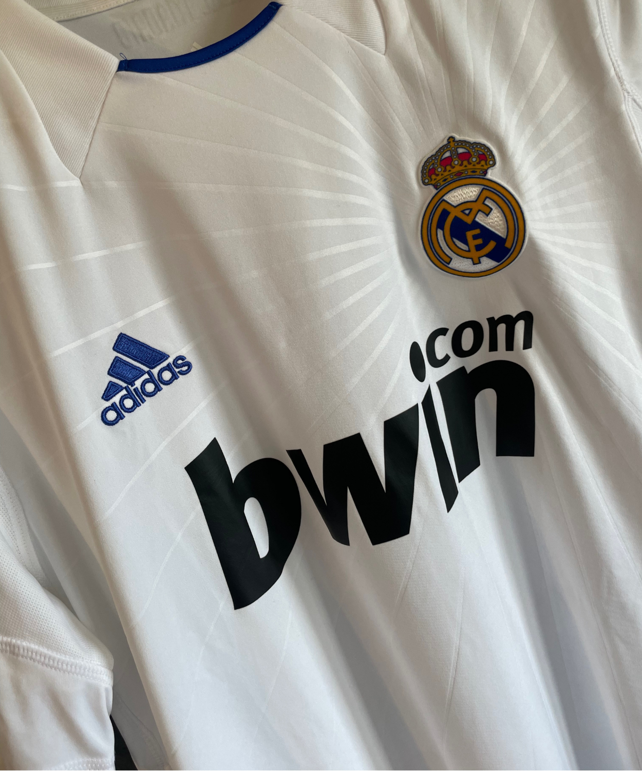 Real Madrid 2010/11 Higuain Home Kit (M)